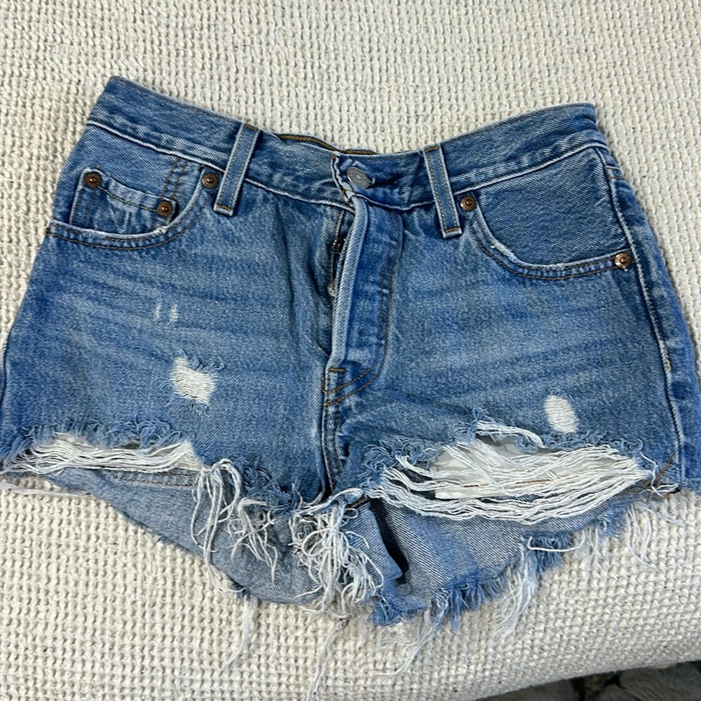 Levi 501 shorts size 23